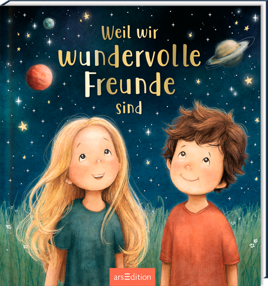Das Buchcover zeigt zwei Kinder, ein Mädchen mit langen, blonden, gewellten Haaren in einem grünen T-Shirt und einen Jungen mit braunen, lockigen Haaren in einem roten T-Shirt. Sie lächeln einander an, während der Nachthimmel mit funkelnden Sternen und Planeten im Hintergrund leuchtet. Über den Kindern steht in geschwungener, goldener Schrift der Titel „Weil wir wunderbare Freunde sind“. Ganz unten mittig steht der Logoschriftzug von arsEdition.