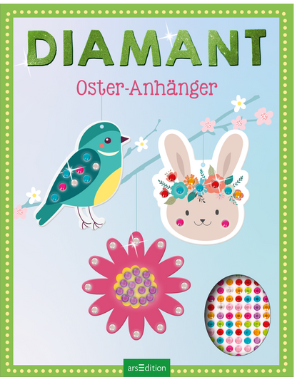 Das Buchcover zeigt einen hellen, pastellblauen Hintergrund. Zentral sind ein bunter Vogel in Grüntönen und ein Kätzchen mit Blumenkranz, die an einem zarten Ast hängen. Unten wird eine stilisierte, pinke Blüte dargestellt, die mit bunten Punkten verziert ist. Der Titel „DIAMANT“ ist in großen, glitzernden grünen Buchstaben platziert, während darunter „Oster-Anhänger“ in einem freundlichen Rot erscheint. In der unteren rechten Ecke befindet sich eine kreisrunde Grafik mit...
