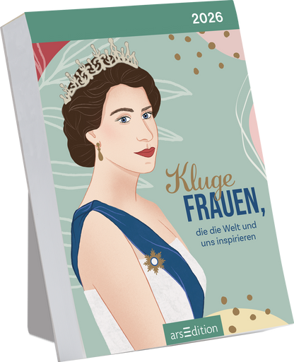 Das Cover zeigt eine stilisierte Illustration der jungen Queen Elizabeth II. mit einem Diadem. Sie trägt ein elegantes, helles Kleid mit einem blauen Akzent. Der Titel „Kluge Frauen,“ ist in einer geschwungenen, goldenen Schriftart platziert, darunter steht in kleinerer Schrift „die die Welt und uns inspirieren“. Oben rechts befindet sich das Jahr „2026“. Ganz unten mittig steht der Logoschriftzug von arsEdition.