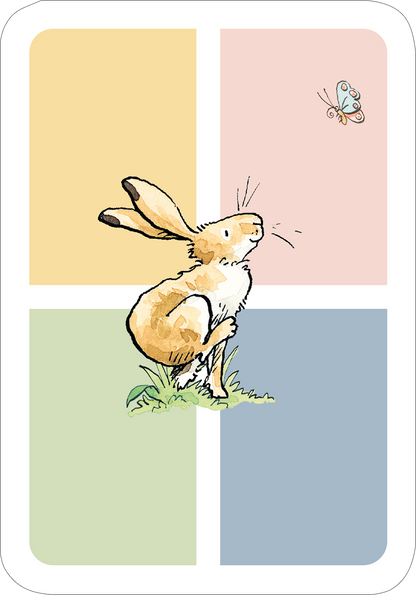 Gezeigt wird eine Innen- oder Zusatzansicht von „Weißt du eigentlich, wie gern ich mit dir Mau-Mau spiele?“. Die Illustration zeigt einen niedlichen Hasen, der aufmerksam auf einen Schmetterling blickt. Der Hintergrund ist in vier quadratische Farbflächen unterteilt, wobei die Farben zartgelb, hellrosa, mintgrün und hellblau sind. Der Hase ist in sanften Erdtönen gehalten, mit einer feinen, skizzenhaften Linienführung, die fröhliche Leichtigkeit vermittelt. Die Typografie ist...