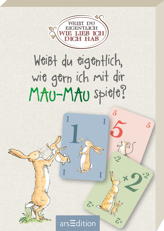 Das Buchcover zeigt eine sanfte, pastellfarbene Gestaltung. Oben steht in einer verschnörkelten Schrift „WEIBT DU EIGENTLICH WIE LIEB ICH DICH HAB“. Darunter folgt die zentrale Frage in handschriftlicher Typografie: „Weibt du eigentlich, wie gern ich mit dir MAU-MAU spiele?“. Zu beiden Seiten der Frage befinden sich niedliche Illustrationen von einem Hasen, der mit Spielkarten interagiert. Auf den Karten stehen die Zahlen 1, 5 und +2 in verschiedenen Farben. Ganz unten mittig steht der...
