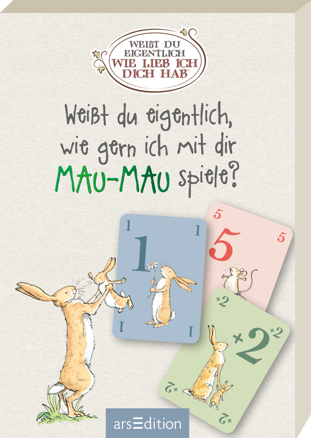 Das Buchcover zeigt eine sanfte, pastellfarbene Gestaltung. Oben steht in einer verschnörkelten Schrift „WEIBT DU EIGENTLICH WIE LIEB ICH DICH HAB“. Darunter folgt die zentrale Frage in handschriftlicher Typografie: „Weibt du eigentlich, wie gern ich mit dir MAU-MAU spiele?“. Zu beiden Seiten der Frage befinden sich niedliche Illustrationen von einem Hasen, der mit Spielkarten interagiert. Auf den Karten stehen die Zahlen 1, 5 und +2 in verschiedenen Farben. Ganz unten mittig steht der...