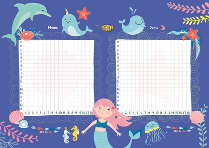 Gezeigt wird eine Innen- oder Zusatzansicht von „Schiffe versenken“. Der Hintergrund ist in einem tiefen Blau gestaltet und zeigt eine maritimen Szene mit Delphinen, einem Einhornwal, Fischen und einer Meerjungfrau. Zwei große quadratische Spielfelder mit Gitterlinien sind in der Mitte platziert, beschriftet mit „Meins“ und „Deins“. Bunte Meeresbewohner, wie Seepferdchen und Quallen, umrahmen die Felder. Die Typografie ist verspielt und farbenfroh, passend zum Unterwasser-Thema.