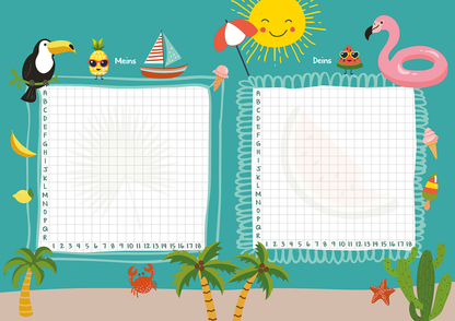 Gezeigt wird eine Innen- oder Zusatzansicht von „Schiffe versenken“. Die Darstellung zeigt zwei quadratische Spielfelder auf einem türkisfarbenen Hintergrund, eingerahmt von bunten, verspielten Illustrationen. Links befindet sich das Feld „Meins“ mit Ziffern und Buchstaben, rechts das Feld „Deins“. Oben strahlt eine gelbe Sonne, umgeben von einem rosa Flamingo, einer grünen Krabbe und weiteren maritimen Motiven. Die Typografie ist klar und gut lesbar, passend zur Zielgruppe.