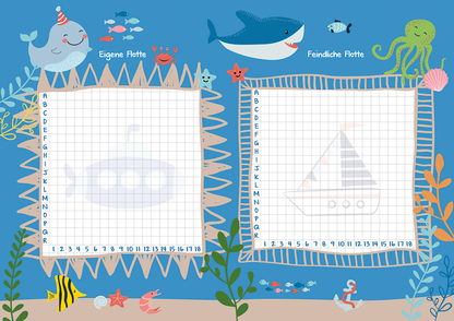 Gezeigt wird eine Innen- oder Zusatzansicht von „Schiffe versenken“. Die Darstellung zeigt einen hellblauen Hintergrund mit maritimen Motiven. Links befindet sich ein Raster für die „Eigene Flotte“, rechts das Raster für die „Feindliche Flotte“, jeweils umgeben von muschelförmigen Rändern. Zahlreiche bunte Illustrationen von Fischen, einem Wal, einem Oktopus und anderen Meeresbewohnern schaffen eine verspielte Atmosphäre. Die Typografie ist klar und gut lesbar, mit...