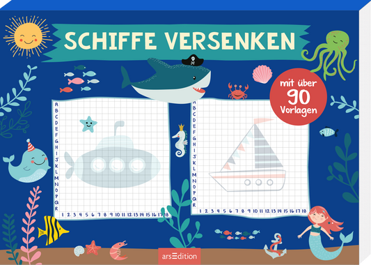 Das Buchcover zeigt einen maritimen Hintergrund in kräftigem Blau, geschmückt mit bunten Illustrationen von Meereslebewesen wie Fischen, einem Oktopus und einer Meerjungfrau. Oben steht in großer, gelber Schrift der Titel „SCHIFFE VERSENKEN“. Auf der rechten Seite sind zwei Spielvorlagen abgebildet: eine Unterwasserlandschaft und ein Segelschiff. Ein roter Sticker informiert über „mit über 90 Vorlagen“. Ganz unten mittig steht der Logoschriftzug von arsEdition.