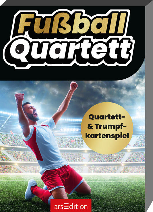 Das Buchcover zeigt einen jubelnden Fußballspieler in einem weißen Trikot mit roten Akzenten, der sich in einem beleuchteten Stadion befindet. Der Hintergrund besteht aus einem klaren, blauen Himmel und Zuschauertribünen, die Atmosphäre ist energetisch und aufregend. Der Titel „Fußball Quartett“ ist in großen, fetten Buchstaben in Schwarz und Gold gehalten. Ein runder, goldener Button mit dem Text „Quartett- & Trumpf-kartenspiel“ befindet sich leicht zentral auf dem Cover....