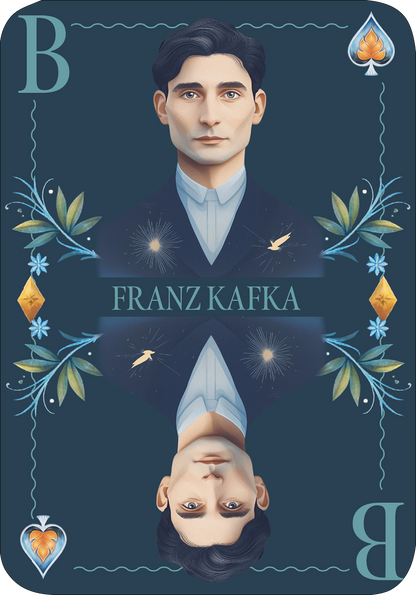 Gezeigt wird eine Innen- oder Zusatzansicht von „Spielkarten. Rommé, Bridge, Canasta und Co.“. Die Karte zeigt ein elegantes Design in tiefen Blau- und Grüntönen. In der Mitte ist ein Portrait von Franz Kafka mit feinen Linien und klaren Konturen, umgeben von floralen Ornamenten. Die Typografie ist modern, mit dem Namen „FRANZ KAFKA“ in großen, klaren Buchstaben unterhalb des Portraits. Die Ecken sind mit Spielkartensymbolen dekoriert, darunter ein Herz und ein Karo.