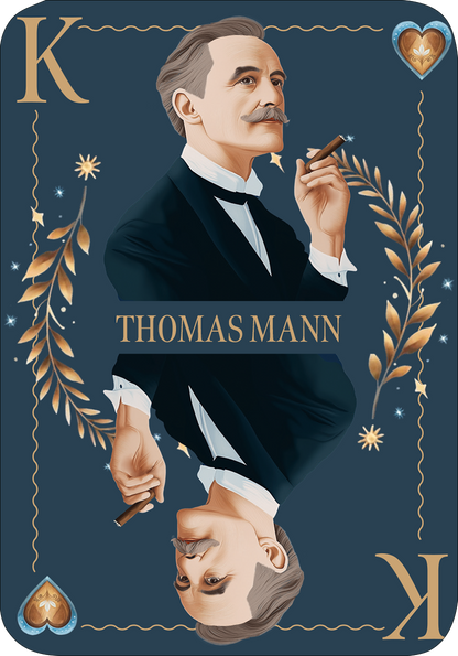 Gezeigt wird eine Innen- oder Zusatzansicht von „Spielkarten. Rommé, Bridge, Canasta und Co.“. Die Karte zeigt eine Illustration von Thomas Mann in einem eleganten, historisierenden Stil. Der Hintergrund ist dunkelblau, während die goldenen Akzente und das hellere Blau für Kontraste sorgen. In der Mitte steht der Name „THOMAS MANN“ in klarer, geschwungener Schrift. Die Karte ist mit zarten, goldenen Verzierungen und floralen Motiven umrahmt, die das Gesamtbild harmonisch abrunden.