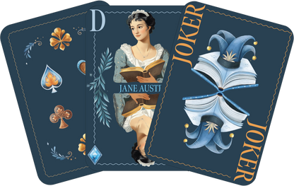 Gezeigt wird eine Innen- oder Zusatzansicht von „Spielkarten. Rommé, Bridge, Canasta und Co.“. Die Karten sind in einem tiefen Blau gehalten, wobei die Vorderseite ein dekoratives Design mit verschiedenen Symbolen zeigt, darunter Herzen und Karo. Eine Karte zeigt eine Illustration einer Frau mit einem Buch, die den Namen „JANE AUSTEN“ enthält. Die Joker-Karten sind mit dem Wort „JOKER“ in auffälliger, orangefarbener Schrift gestaltet. Die Typografie ist elegant und gut lesbar.