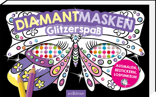 Das Buchcover zeigt eine große, bunte Maske, umgeben von aufwändigen Mustern. Die zentrale Überschrift „DIAMANTMASKEN“ ist in großen, verspielten Buchstaben in Weiß und Lila gehalten. Darunter steht „Glitzerspaß“ in einem lebhaften, leicht geschwungenen Schriftzug. Die Maske ist mit schimmernden, bunten Diamanten verziert, die in verschiedenen Formen und Farben leuchten. Unten links befinden sich zwei Buntstifte. Rechts ist ein rot umrandeter Kreis mit dem Text „AUSMALEN,...