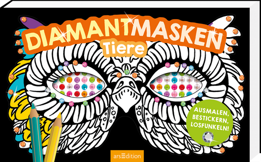 Das Buchcover zeigt eine farbenfrohe Maske mit vielen bunten, glitzernden Diamanten auf einem schwarzen Hintergrund. Der Titel „DIAMANTMASKEN Tiere“ ist in leuchtendem Orange und großen Buchstaben am oberen Rand platziert. Auf der linken Seite sind Buntstifte abgebildet. Ein runder grüner Aufkleber mit dem Text „AUSMALEN, BESTICKERN, LOSFUNKELN!“ betont die Aktivität des Buches. Ganz unten mittig steht der Logoschriftzug von arsEdition.