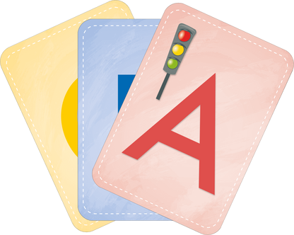 Gezeigt wird eine Innen- oder Zusatzansicht von „Meine Buchstaben-Box“. Vor einem bunten Hintergrund liegen Karten in verschiedenen Farben. Eine Karte ist rot mit einem großen, klaren „A“, während die blaue und gelbe Karte symbolische Formen zeigen. Auf der roten Karte befindet sich zudem ein Verkehrsampelsymbol, das aufmerksamkeitsstark gestaltet ist. Die Typografie ist freundlich und kindgerecht, die Farben sind leuchtend und ansprechend, ideal für die frühkindliche Förderung.