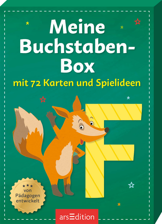 Das Buchcover zeigt einen freundlichen, orangefarbenen Fuchs auf grünem Hintergrund. Der Fuchs lächelt und steht vor einem großen gelben Buchstaben F, umgeben von bunten Sternen. Oben prangt der Titel „Meine Buchstaben-Box“ in klaren, weißen Lettern. Darunter steht in kleinerer Schrift „mit 72 Karten und Spielideen“. Links unten befindet sich ein goldener Button mit der Aufschrift „von Pädagogen entwickelt“. Ganz unten mittig steht der Logoschriftzug von arsEdition.