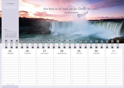 Gezeigt wird eine Innen- oder Zusatzansicht von „Tischkalender Reiseträume 2027“. Die Seite zeigt einen beeindruckenden Wasserfall mit sanften, pastellfarbenen Himmelshorizont. Oben rechts ist ein Zitat von Friedrich Hebbel platziert, das in eleganter, geschwungener Schriftformuliert ist. Auf der linken Seite befindet sich ein Notizbereich in einem zarten Grauton. Die Wochentage sind klar strukturiert, mit viel Platz für Eintragungen, um eine einfache Lesbarkeit und Nutzung zu...