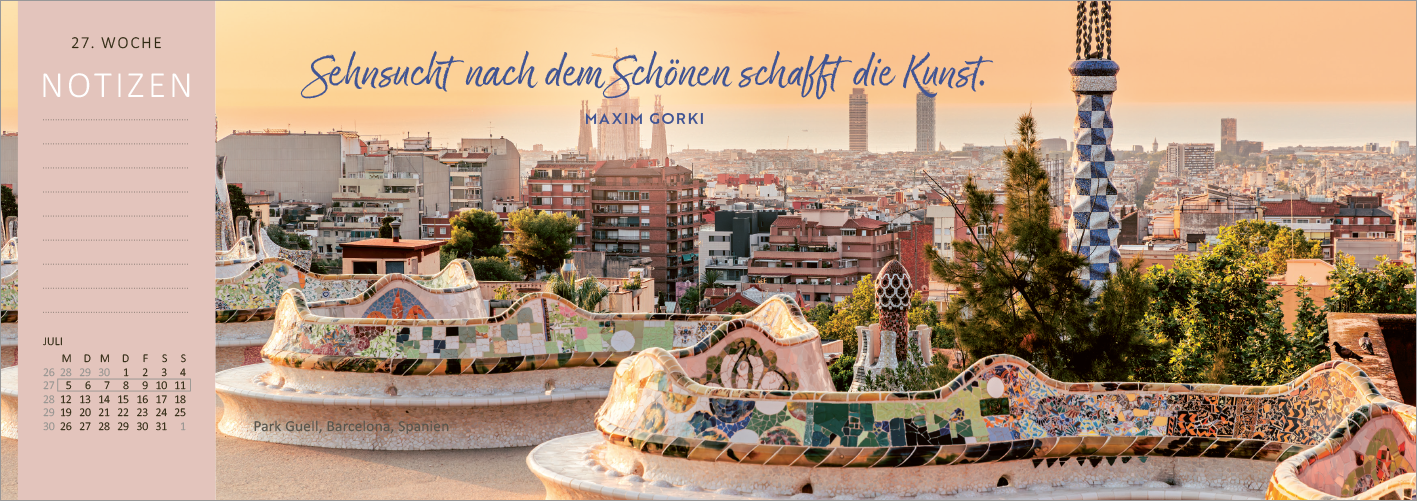 Gezeigt wird eine Innen- oder Zusatzansicht von „Tischkalender Reiseträume 2027“. Die Ansicht präsentiert eine farbenfrohe Landschaft mit einer Stadtansicht im Hintergrund. Der Hintergrund zeigt modernistische Architektur unter einem warmen Sonnenuntergang. Auf der linken Seite befindet sich ein Bereich für Notizen mit einem sanften Rosa. Ein inspirierendes Zitat von Maxim Gorki ist in einer eleganten, schwungvollen Schriftart in Dunkelblau platziert, das harmonisch mit der restlichen...