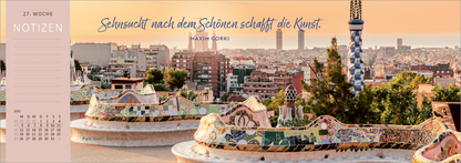 Gezeigt wird eine Innen- oder Zusatzansicht von „Tischkalender Reiseträume 2027“. Die Ansicht präsentiert eine farbenfrohe Landschaft mit einer Stadtansicht im Hintergrund. Der Hintergrund zeigt modernistische Architektur unter einem warmen Sonnenuntergang. Auf der linken Seite befindet sich ein Bereich für Notizen mit einem sanften Rosa. Ein inspirierendes Zitat von Maxim Gorki ist in einer eleganten, schwungvollen Schriftart in Dunkelblau platziert, das harmonisch mit der restlichen...