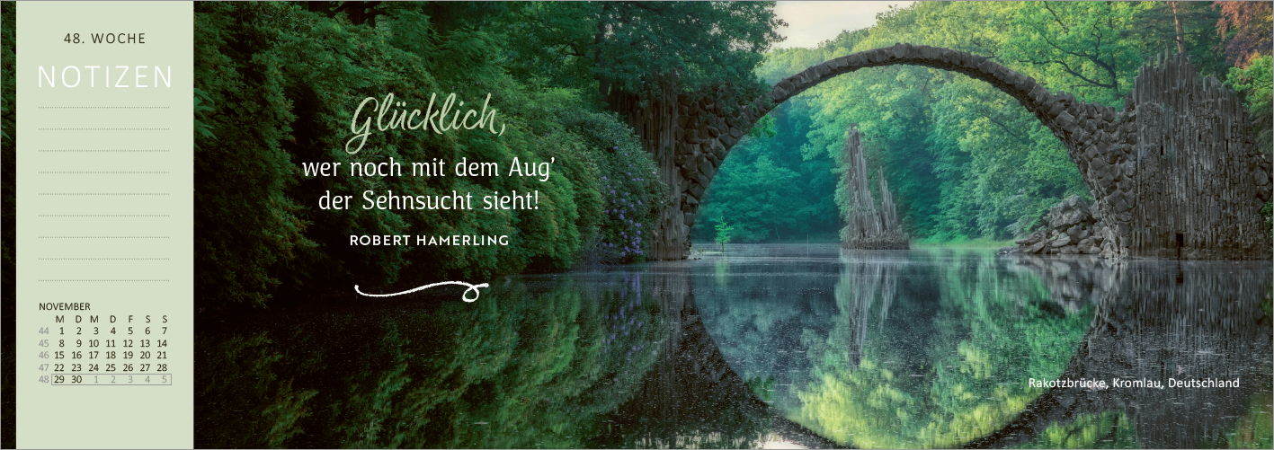 Gezeigt wird eine Innen- oder Zusatzansicht von „Tischkalender Reiseträume 2027“. Das Layout enthält eine große, harmonische Naturaufnahme, die eine ruhige Wasserlandschaft mit einem Brückenbogen inmitten grüner Bäume zeigt. Der Schriftzug mit dem Zitat von Robert Hamerling ist in eleganter, geschwungener Schrift in Weiß gehalten und hebt sich von dem dunkleren Hintergrund ab. Links sind Notizfelder in sanften Pastellfarben angeordnet, die Klarheit und Übersichtlichkeit bieten.