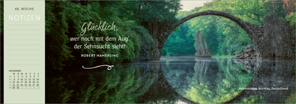 Gezeigt wird eine Innen- oder Zusatzansicht von „Tischkalender Reiseträume 2027“. Das Layout enthält eine große, harmonische Naturaufnahme, die eine ruhige Wasserlandschaft mit einem Brückenbogen inmitten grüner Bäume zeigt. Der Schriftzug mit dem Zitat von Robert Hamerling ist in eleganter, geschwungener Schrift in Weiß gehalten und hebt sich von dem dunkleren Hintergrund ab. Links sind Notizfelder in sanften Pastellfarben angeordnet, die Klarheit und Übersichtlichkeit bieten.