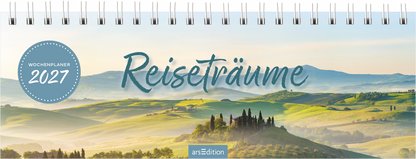 Gezeigt wird eine Innen- oder Zusatzansicht von „Tischkalender Reiseträume 2027“. Der Kalender zeigt eine sanfte Landschaft mit sanften Hügeln und einem beeindruckenden Gebäude im Vordergrund. Die Farben sind in sanften Grüntönen gehalten, ergänzt durch den klaren, blauen Himmel. Die Schriftart für „Reiseträume“ ist in einem eleganten, geschwungenen Stil gestaltet, während die Jahreszahl „2027“ im Kreis eine klare, moderne Schriftart verwendet.