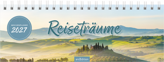Das Buchcover zeigt eine sanfte, hügelige Landschaft unter einem klaren Himmel. Die Farben sind harmonisch in sanften Grüntönen und blassem Blau gehalten, was eine ruhige Atmosphäre vermittelt. Der Titel „Reiseträume“ ist in geschwungener, blauer Schrift platziert. Oberhalb des Titels befindet sich ein runder Button mit dem Text „Wochenplaner 2027“. Ganz unten mittig steht der Logoschriftzug von arsEdition.