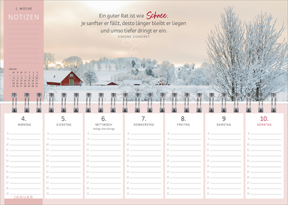 Gezeigt wird eine Innen- oder Zusatzansicht von „Tischkalender Lebensweisheiten 2027“. Die Seiten sind in sanften Rosa- und Weißtönen gehalten, mit einem Hintergrundbild von schneebedeckten Landschaften. Oben steht in eleganter, grauer Schrift ein inspirierendes Zitat von Simone Signoret. Die Wochentage sind klar in größerer, schwarzer Schrift unterteilt. Der Kalender ist spiralgebunden, was eine einfache Handhabung ermöglicht. Unter den Wochentagen sind ausreichend Notizenflächen...