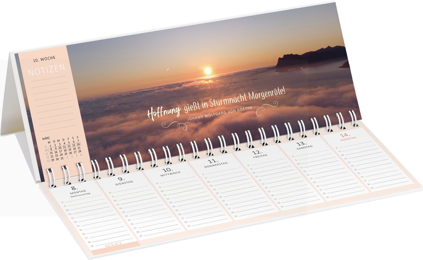 Gezeigt wird eine Innen- oder Zusatzansicht von „Tischkalender Lebensweisheiten 2027“. Der Kalender ist aufgeschlagen und präsentiert eine sanfte Farbpalette mit einem warmen Sonnenuntergang über einer Wolkendecke. Die oberhalb platzierte, geschwungene Schrift zitiert: „Hoffnung glüht in Sturm macht Margeriten!“. Der kalendarische Bereich ist übersichtlich strukturiert, mit klaren Linien und hellen Notizfeldern, die eine einfache Nutzung ermöglichen. Ein minimalistisches, modernes...