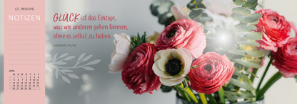 Gezeigt wird eine Innen- oder Zusatzansicht von „Tischkalender Lebensweisheiten 2027“. Die Seite präsentiert eine ansprechende florale Komposition mit roten und weißen Blumen, die sanft im Hintergrund verschwommen sind. Auf der linken Seite befindet sich ein einfacher, rosa hervorgehobener Bereich für Notizen. In der Mitte steht in großer, roter Schrift das Zitat „GLÜCK ist das Einzige, was wir anderen geben können, ohne es selbst zu haben“ von Carmen Lyvia. Die Typografie ist...