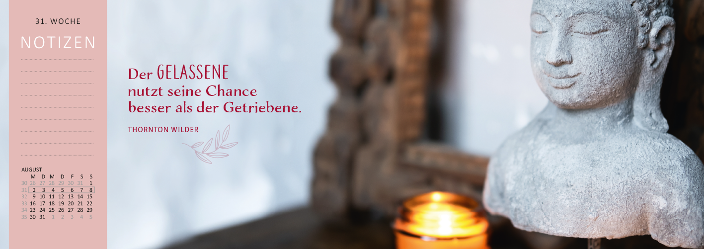 Gezeigt wird eine Innen- oder Zusatzansicht von „Tischkalender Lebensweisheiten 2027“. Die Illustration zeigt einen Buddha-Kopf im Vordergrund, umgeben von sanften, natürlichen Farben. Im Hintergrund sind verschwommene Holzelemente sichtbar, die eine ruhige Atmosphäre erzeugen. Der Spruch in roter Schrift hebt sich hervor und lautet: „Der GELASSENE nutzt seine Chance besser als der Getriebenen.“ Am unteren Rand sind Kalenderwoche und Notizfelder in dezentem Layout angeordnet.