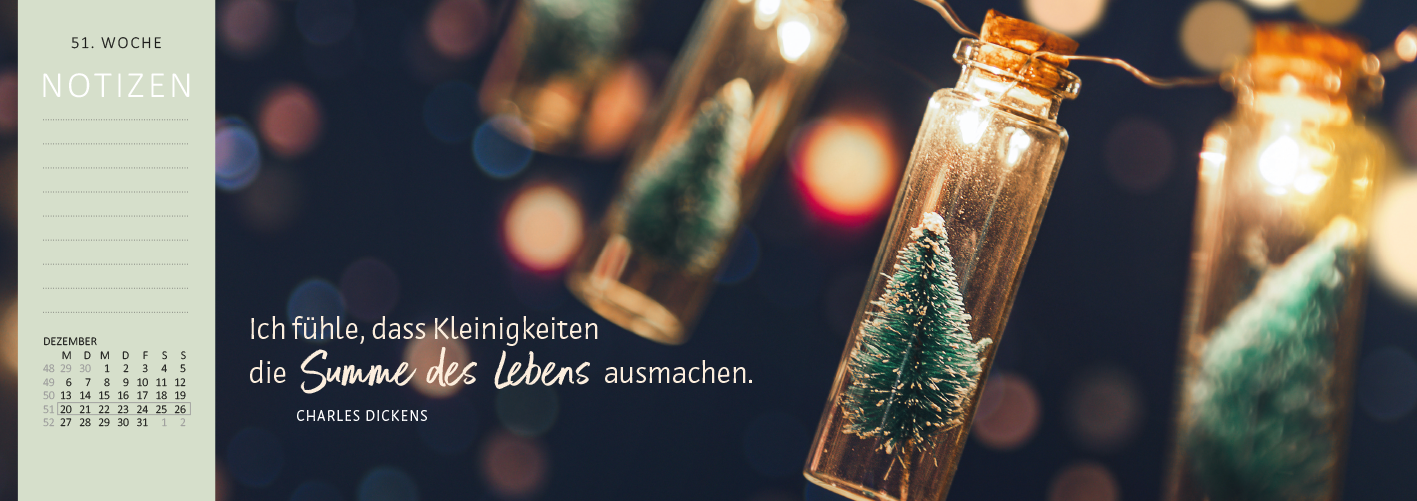 Gezeigt wird eine Innen- oder Zusatzansicht von „Tischkalender Lebensweisheiten 2027“. Die Ansicht zeigt eine durchgehend dunkle Hintergrundfarbe, auf der in warmen, leuchtenden Tönen Glühbirnen angeordnet sind. In der zentralen Bildmitte steht ein Zitat von Charles Dickens in eleganter, geschwungener Typografie: „Ich fühle, dass Kleinigkeiten die Summe des Lebens ausmachen.“ Links sind im minimalistischen Stil die Wochennotizen und der Monatskalender in sanften Pastellfarben...