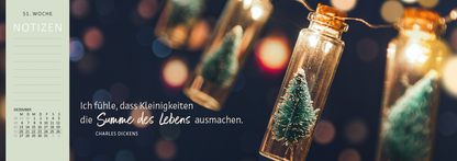 Gezeigt wird eine Innen- oder Zusatzansicht von „Tischkalender Lebensweisheiten 2027“. Die Ansicht zeigt eine durchgehend dunkle Hintergrundfarbe, auf der in warmen, leuchtenden Tönen Glühbirnen angeordnet sind. In der zentralen Bildmitte steht ein Zitat von Charles Dickens in eleganter, geschwungener Typografie: „Ich fühle, dass Kleinigkeiten die Summe des Lebens ausmachen.“ Links sind im minimalistischen Stil die Wochennotizen und der Monatskalender in sanften Pastellfarben...