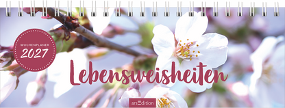 Gezeigt wird eine Innen- oder Zusatzansicht von „Tischkalender Lebensweisheiten 2027“. Der Kalender besitzt einen hellen Hintergrund mit sanften Pastellfarben und verleiht eine freundliche Atmosphäre. Der Titel „Lebensweisheiten“ ist in einer eleganten, geschwungenen Schriftart in dunklem Rosa hervorgehoben. In der oberen linken Ecke steht „Wochenplaner 2027“ in einem runden, pinken Siegel. Zudem sind zarte Blütenzweige abgebildet, die dem Design einen frischen, natürlichen...