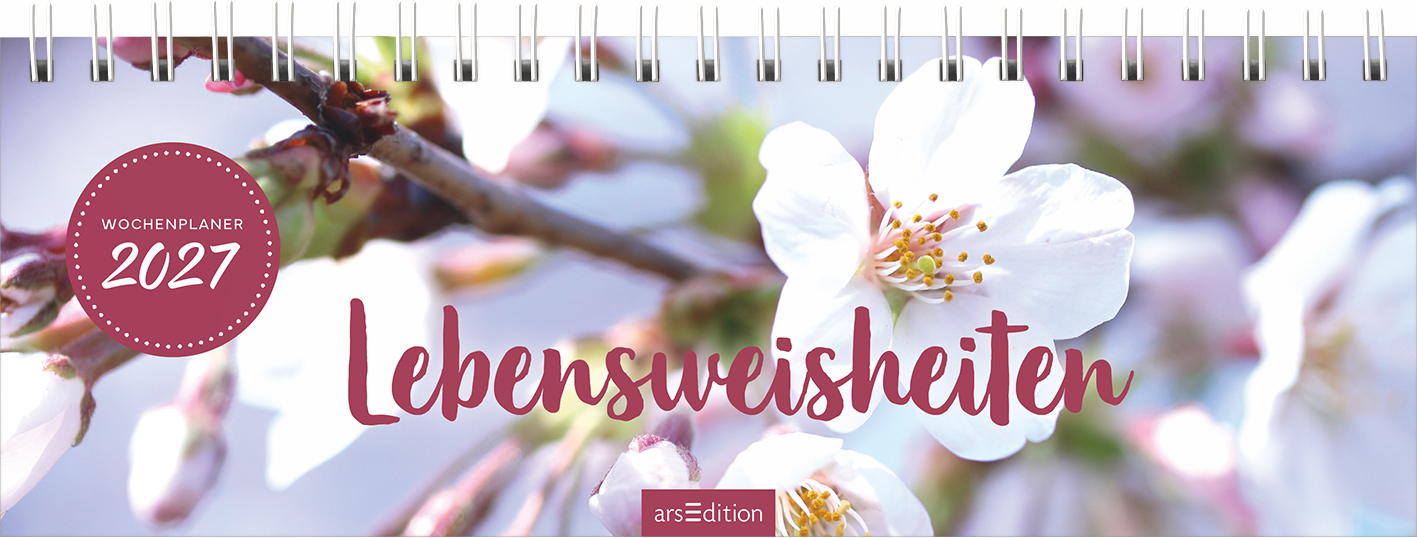 Auf dem Cover des Wochenplaners 2027 „Lebensweisheiten“ sind zarte, blühende Kirschblüten auf einem hellen Hintergrund zu sehen. Die Schriftfarbe des Titels ist ein sanftes Rosa, das sich harmonisch in die florale Darstellung einfügt. Oben links ist ein runder Button mit der Aufschrift „Wochenplaner 2027“ in Weiß auf dunklem Rosa platziert. Ganz unten mittig steht der Logoschriftzug von arsEdition.