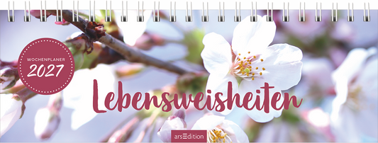 Auf dem Cover des Wochenplaners 2027 „Lebensweisheiten“ sind zarte, blühende Kirschblüten auf einem hellen Hintergrund zu sehen. Die Schriftfarbe des Titels ist ein sanftes Rosa, das sich harmonisch in die florale Darstellung einfügt. Oben links ist ein runder Button mit der Aufschrift „Wochenplaner 2027“ in Weiß auf dunklem Rosa platziert. Ganz unten mittig steht der Logoschriftzug von arsEdition.