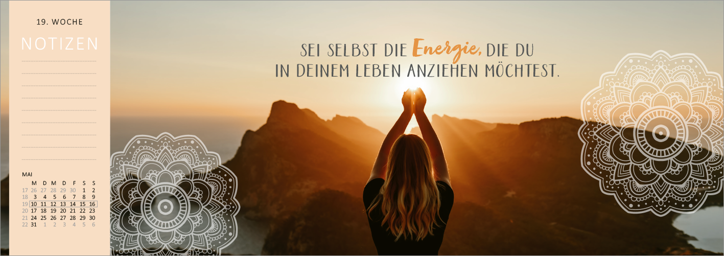 Gezeigt wird eine Innen- oder Zusatzansicht von „Tischkalender Einatmen. Ausatmen. Lächeln. 2027“. Im Hintergrund ist eine Sonnenuntergangsszene mit silhouetteartiger Darstellung einer Person, die die Hände in die Höhe hebt. Die überwiegenden Farben sind warme Gelb- und Orangetöne. Im Vordergrund befindet sich eine ansprechende Mandala-Gestaltung, die in sanften Weißtönen gehalten ist, sowie eine inspirierende Schrift, die den Spruch „Sei selbst die Energie, die du in deinem Leben...