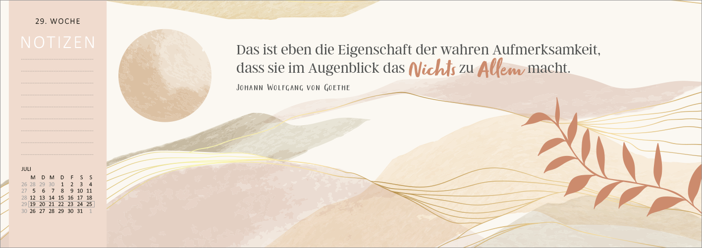 Gezeigt wird eine Innen- oder Zusatzansicht von „Tischkalender Einatmen. Ausatmen. Lächeln. 2027“. Die Gestaltung zeichnet sich durch sanfte Erdtöne und organische Formen aus. Im Hintergrund sind fließende Wellen und ein großer, stilisierter Sonnenkreis zu sehen. Der Text ist in einer klaren, eleganten Schriftart gehalten, wobei das Zitat von Johann Wolfgang von Goethe hervorhebt: „…das Nichts zu Allem macht“. Zu den dekorativen Elementen gehören zarte Pflanzenmuster in warmen...