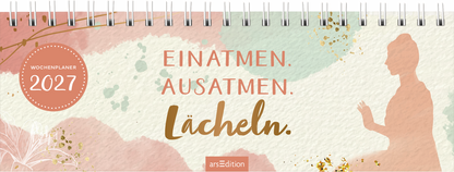Gezeigt wird eine Innen- oder Zusatzansicht von „Tischkalender Einatmen. Ausatmen. Lächeln. 2027“. Die Ansicht enthält eine sanfte, neutrale Farbtönung mit zarten floralen Akzenten. In großer, eleganter Schrift steht der Spruch: „Die wahre Lebensweisheit besteht darin, im Alltäglichen das Wunderbare zu sehen.“ Darunter ist der Autorennamen in kleinerer Schrift formatiert. Links befindet sich eine vertikale Spalte für Notizen, und eine Kalenderansicht für den Monat Dezember ist...