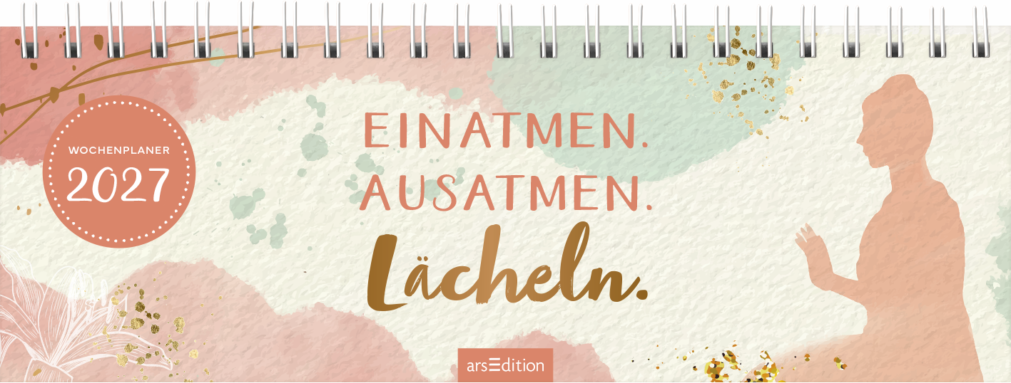 Auf dem Buchcover für den Wochenplaner 2027 dominieren sanfte Pastellfarben in Rosa, Apricot und Türkis, die harmonisch miteinander verweben. Im Vordergrund ist eine silhouettehafte Darstellung einer sitzenden Person zu sehen, die eine meditative Pose einnimmt. Die zentrale Botschaft des Covers wird durch die großen, einladenden Schriftzüge „EINATMEN. AUSATMEN. Lächeln.“ unterstrichen. Ganz oben links befindet sich ein runder Button mit dem Text „WOCHENPLANER“. Ganz unten mittig...