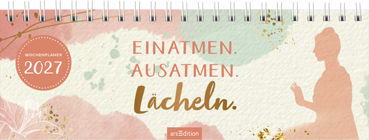 Auf dem Buchcover für den Wochenplaner 2027 dominieren sanfte Pastellfarben in Rosa, Apricot und Türkis, die harmonisch miteinander verweben. Im Vordergrund ist eine silhouettehafte Darstellung einer sitzenden Person zu sehen, die eine meditative Pose einnimmt. Die zentrale Botschaft des Covers wird durch die großen, einladenden Schriftzüge „EINATMEN. AUSATMEN. Lächeln.“ unterstrichen. Ganz oben links befindet sich ein runder Button mit dem Text „WOCHENPLANER“. Ganz unten mittig...