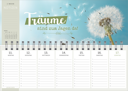 Gezeigt wird eine Innen- oder Zusatzansicht von „Tischkalender Heute ist mein Lieblingstag! 2027“. Die Ansicht zeigt eine sanfte, hellblaue Hintergrundfarbe mit einer großen, weißen Pusteblume rechts. Über ihr steht der Schriftzug „Träume sind zum Jagen da!“ in einer verspielten, handschriftlichen Typografie in Weiß und Grün. Links befindet sich eine Notizenspalte mit Platz für Termine, die in klarer, dunkler Schrift angeordnet sind. Die Gesamtgestaltung wirkt frisch und...
