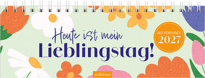 Das Buchcover zeigt einen hellgrünen Hintergrund, der mit bunten, stilisierten Blumenmotiven in Orange, Gelb, Weiß und Blau verziert ist. Der Titel „Heute ist mein Lieblingstag!“ ist in einer großen, verspielten Schriftart in tiefem Blau platziert, während das Wort „Lieblingstag“ besonders hervorgehoben wird. Rechts oben befindet sich ein orangefarbener Kreis mit dem Text „Wochenplaner 2027“. Ganz unten mittig steht der Logoschriftzug von arsEdition.
