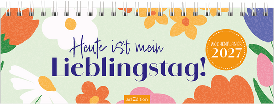 Das Buchcover zeigt einen hellgrünen Hintergrund, der mit bunten, stilisierten Blumenmotiven in Orange, Gelb, Weiß und Blau verziert ist. Der Titel „Heute ist mein Lieblingstag!“ ist in einer großen, verspielten Schriftart in tiefem Blau platziert, während das Wort „Lieblingstag“ besonders hervorgehoben wird. Rechts oben befindet sich ein orangefarbener Kreis mit dem Text „Wochenplaner 2027“. Ganz unten mittig steht der Logoschriftzug von arsEdition.