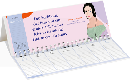Gezeigt wird eine Innen- oder Zusatzansicht von „Tischkalender Kluge Frauen, die unsere Welt inspirieren 2027“. Die Ansicht zeigt eine pastelblaue Oberfläche mit einer stilisierten Illustration einer Frau, die in einer mintgrünen Bluse gekleidet ist. Über ihr steht ein Zitat von Clara Schumann in einer eleganten, dunklen Schriftart. Die Monatsübersicht bietet klare, linierte Felder für Notizen unterhalb, während der Kalender auf einem stabilen, aufstellbaren Platzhalter ruht....