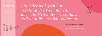 Gezeigt wird eine Innen- oder Zusatzansicht von „Tischkalender Kluge Frauen, die unsere Welt inspirieren 2027“. Der Hintergrund in sanften Rosatönen wird durch große, runde Formen in verschiedenen Farben wie Orange und Schwarz aufgelockert. Ein Zitat von Dorothea Erxleben steht in einer eleganten Serifenschrift, die gut lesbar ist. Daneben befindet sich eine vertikale Spalte für Notizen, die klare Linien und eine schlichte Schriftart bietet.