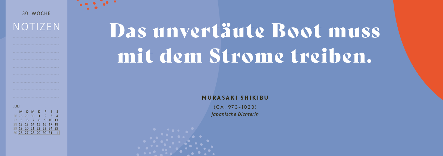 Gezeigt wird eine Innen- oder Zusatzansicht von „Tischkalender Kluge Frauen, die unsere Welt inspirieren 2027“. Der Hintergrund ist in sanften Blautönen gehalten und enthält farbige geometrische Formen in Orange und Rot. In der oberen Mitte steht der Schriftzug „Das unvertäute Boot muss mit dem Strome treiben.“ in einer auffälligen, serifenlosen Schrift. Darunter sind die Angaben zur Autorin Murasaki Shikibu in kleinerer Schriftgröße, gefolgt von einem Notizbereich auf der linken...