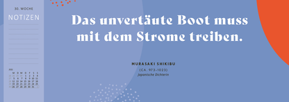 Gezeigt wird eine Innen- oder Zusatzansicht von „Tischkalender Kluge Frauen, die unsere Welt inspirieren 2027“. Der Hintergrund ist in sanften Blautönen gehalten und enthält farbige geometrische Formen in Orange und Rot. In der oberen Mitte steht der Schriftzug „Das unvertäute Boot muss mit dem Strome treiben.“ in einer auffälligen, serifenlosen Schrift. Darunter sind die Angaben zur Autorin Murasaki Shikibu in kleinerer Schriftgröße, gefolgt von einem Notizbereich auf der linken...