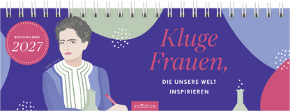 Das Cover zeigt eine stilisierte Illustration einer weiblichen Figur mit lockigem Haarschnitt, die nachdenklich in die Ferne blickt. Sie trägt ein hellblaues Oberteil mit weißen Rüschen. Im Hintergrund sind pastellfarbene, runde Formen in Grün und Rosa angeordnet. Der Titel „Kluge Frauen, die unsere Welt inspirieren“ ist in großer, eleganter Schrift in leuchtendem Pink platziert. Ganz oben links befindet sich ein rot unterlegter Button mit der Aufschrift „Wochenplaner 2027“. Ganz...