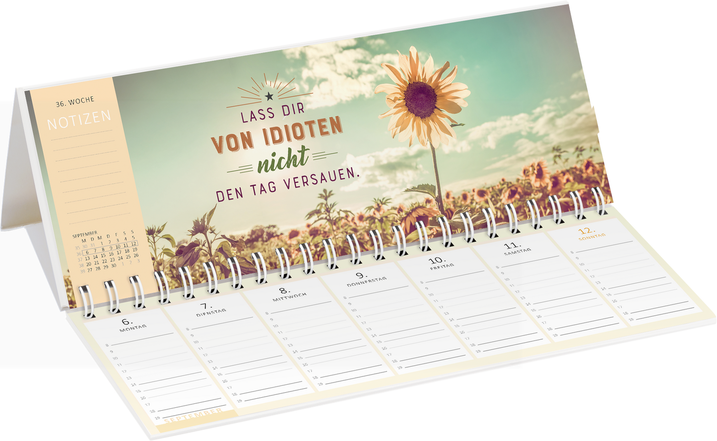 Gezeigt wird eine Innen- oder Zusatzansicht von „Tischkalender Meine Motivation &amp; ich leben gerade getrennt. 2027“. Die Ansicht zeigt eine Spiralbindung und einen hellen Hintergrund mit einem großen Sonnenblumenmotiv. Darauf steht in kräftigen, roten Buchstaben „LASS DIR VON IDIOTEN nicht DEN TAGVERSAUEN“. Unterhalb befinden sich Wochenkalendertage mit ausreichend Platz für Notizen, umgeben von einem harmonischen Farbschema in sanften Pastelltönen. Die Typografie ist modern und...