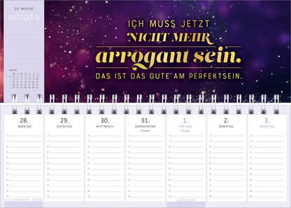 Gezeigt wird eine Innen- oder Zusatzansicht von „Tischkalender Meine Motivation &amp; ich leben gerade getrennt. 2027“. Der Kalender präsentiert sich mit einem farbenfrohen, galaktischen Hintergrund in Lila- und Violetttönen. Zentrale Elemente sind eine inspirierende Schriftzug-Kombination in goldener Typografie, die motivierende Texte und Notizspalten für die Tage der Woche umfasst. Die Wochentage sind klar strukturiert mit ausreichend Platz für persönliche Notizen, um die Nutzung zu...
