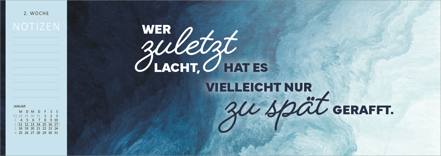 Gezeigt wird eine Innen- oder Zusatzansicht von „Tischkalender Meine Motivation &amp; ich leben gerade getrennt. 2027“. Die Ansicht zeigt eine inspirierende Hintergrundfarbe in sanften Blautönen, die an Wasser erinnert. Darauf steht in verschiedenen Schriftarten der Spruch „WER zuletzt lacht, hat es vielleicht nur zu spät gerafft.“ Die Typografie kombiniert kräftige und feine Schriftzüge, die dem Zitat eine dynamische Wirkung verleihen. Links sind Notizfelder für die Woche...